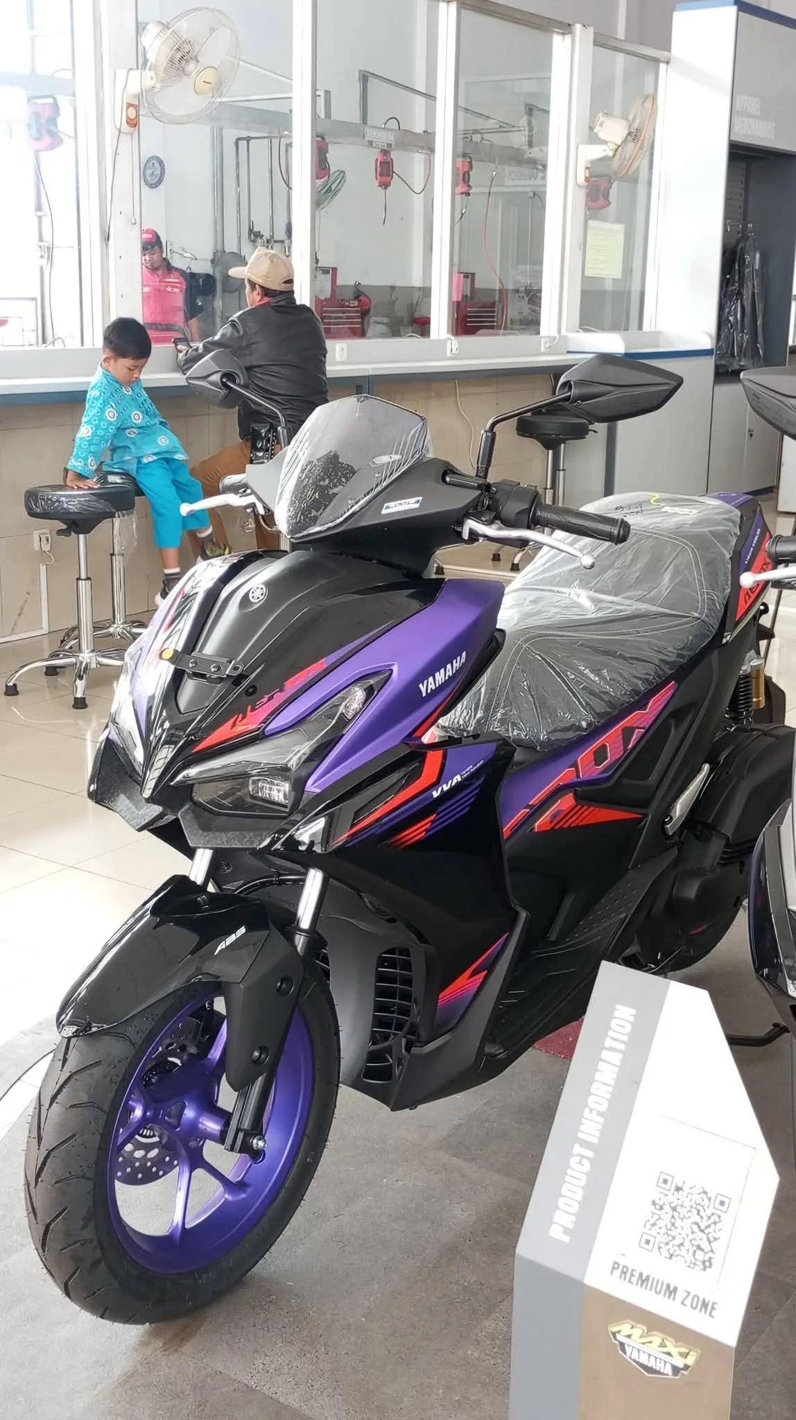 Foto penyerahan motor Yamaha oleh sugeng