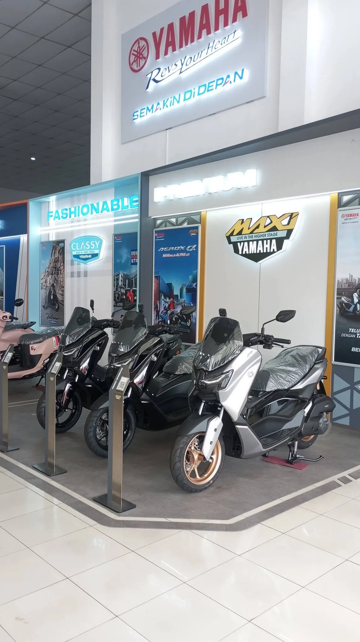 Foto penyerahan motor Yamaha oleh sugeng