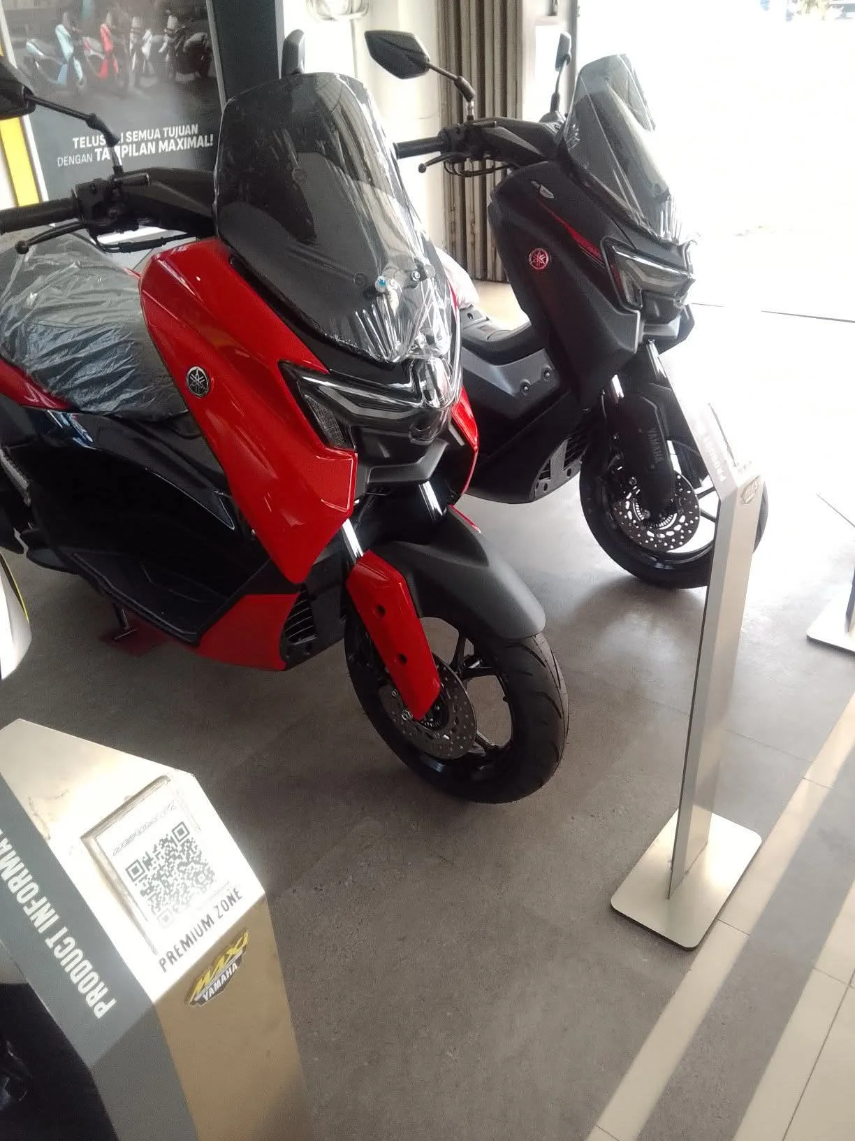 Foto penyerahan motor Yamaha oleh sugeng
